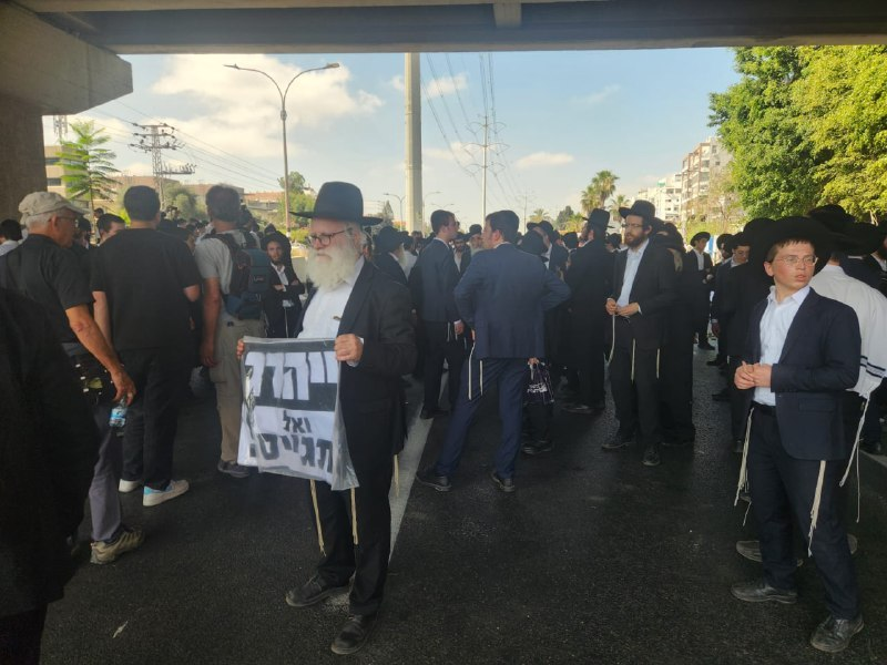 Protesters in Bnei Brak mistreated by Police
